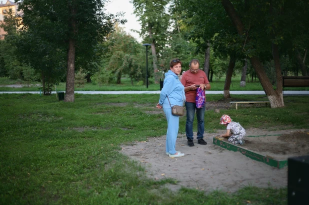 Барнаульцы отдыхают в парке "Изумрудный".