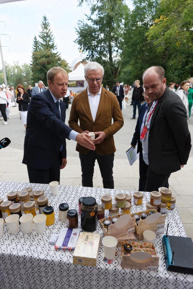 Виктор Томенко и Вячеслав Фетисов на гастрофестивале в "Изумрудном".