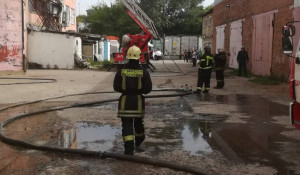 Пожар в производственном здании в Барнауле.
