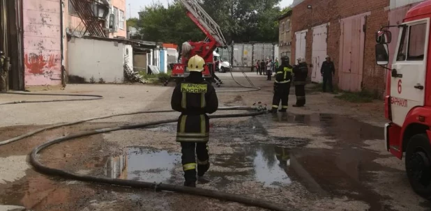 Пожар в производственном здании в Барнауле.