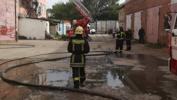 Пожар в производственном здании в Барнауле.