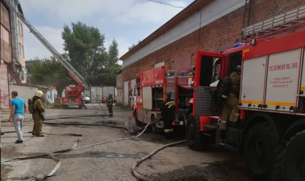 Пожар в производственном здании в Барнауле.