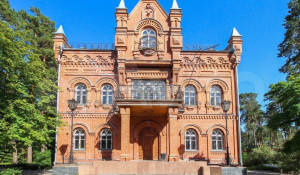 Королевский четырехэтажный дом за 70 млн рублей продают в Барнауле 