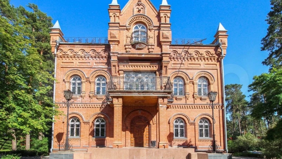 Королевский четырехэтажный дом за 70 млн рублей продают в Барнауле 