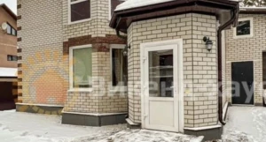 Дом с шахматным полом продают в Барнауле за 42 млн рублей