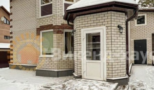 Дом с шахматным полом продают в Барнауле за 42 млн рублей
