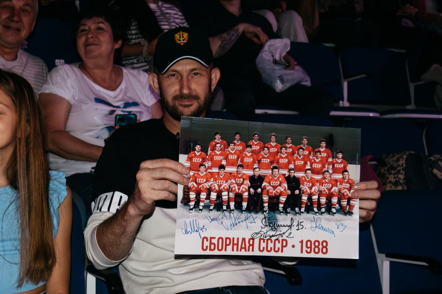 В Барнауле прошел гала-матч с участием звезд отечественного хоккея.