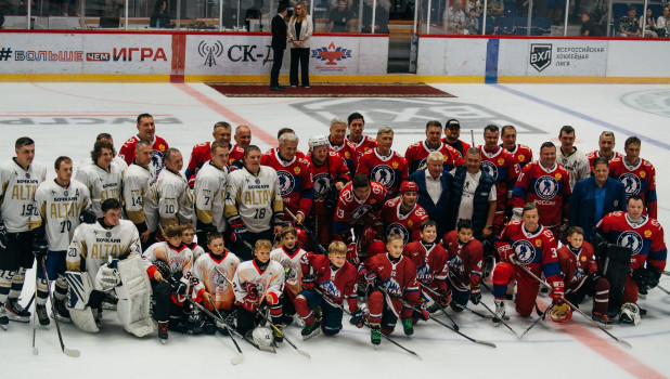 В Барнауле прошел гала-матч с участием звезд отечественного хоккея.
