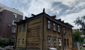 В Барнауле приступили к сносу аварийного дома 