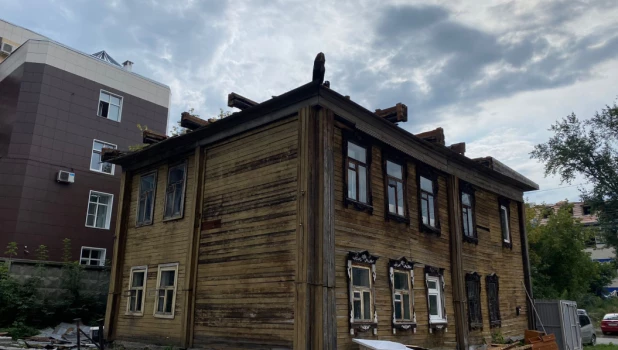 В Барнауле приступили к сносу аварийного дома 