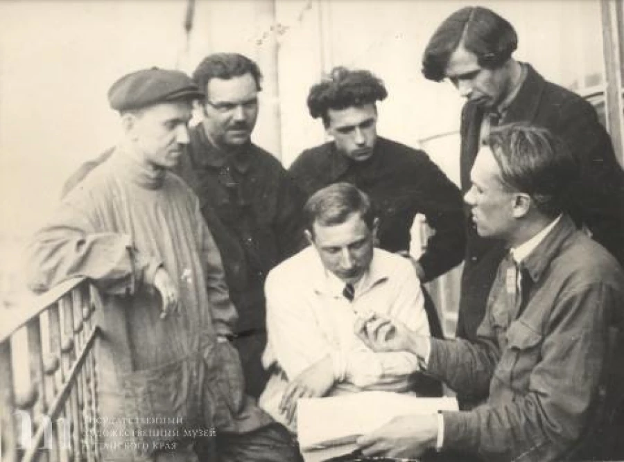 Андрей Никулин (второй слева) и работники киностудии «Совкино». 1920-е годы.