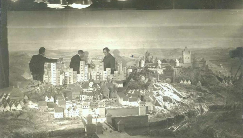 Андрей Никулин (крайний справа) с художниками Чеботаревым и Пантелеевым за работой для фильма «Новый Гулливер» киностудии «Мосфильм». 1935 год.