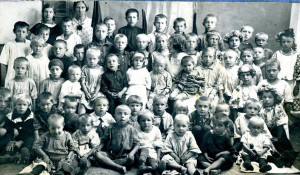 Дети сотрудников железной дороги. Станция Алейск Алейского района. 1926 год.