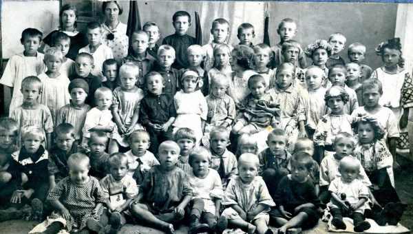 Дети сотрудников железной дороги. Станция Алейск Алейского района. 1926 год.
