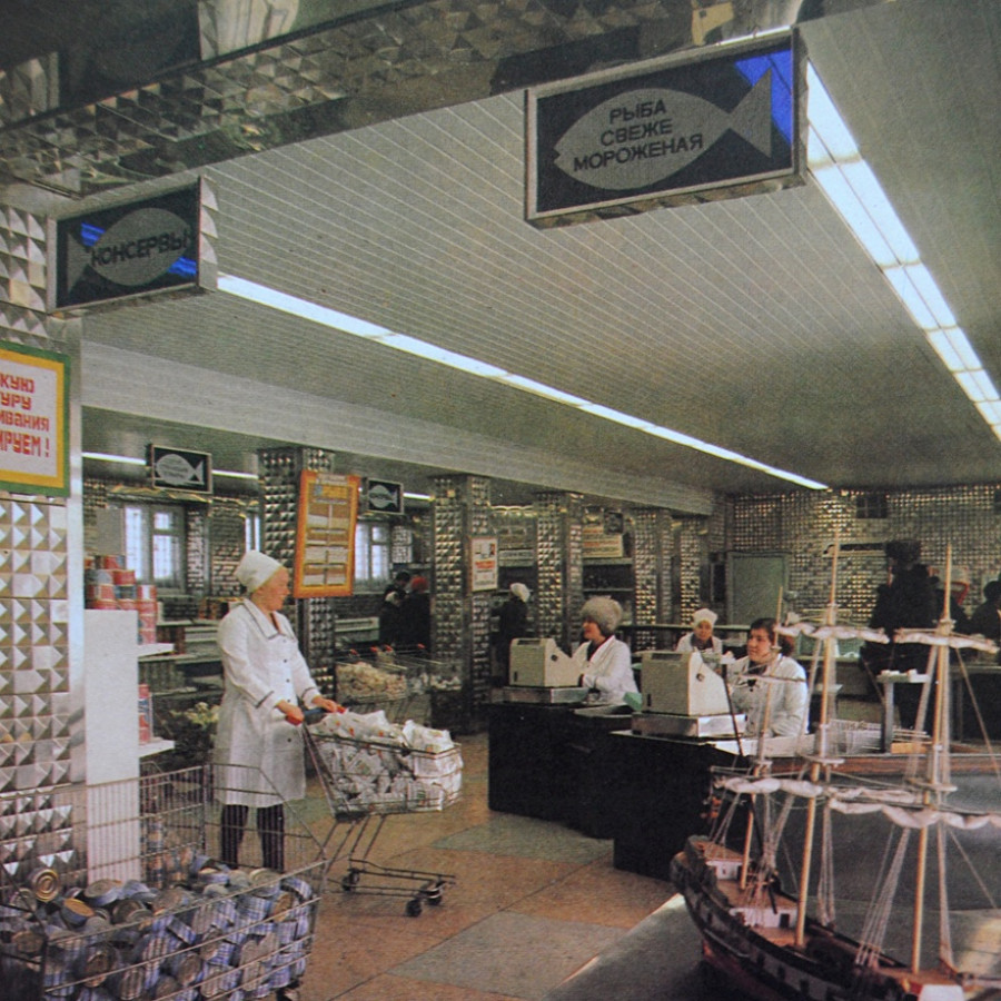 Магазин морепродуктов «Океан», находится недалеко от пересечения проспекта Ленина и улицы Матросова. Фото 1979 года.