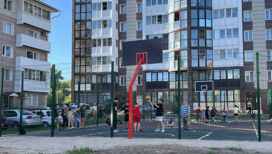 В Бийске во дворе на пересечении улиц Севастопольская и Трофимова открыли новую спортивную площадку.
