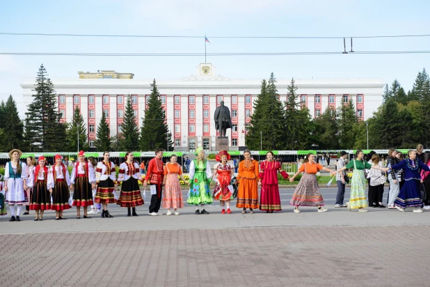 Как прошел фестиваль национальных культур в Барнауле смотрите в большом фоторепортаже altapress.ru.