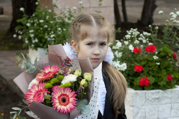 Обнимались, зевали и танцевали. Как в Барнауле прошел первый звонок в фоторепортаже altapress.ru.