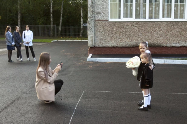 Обнимались, зевали и танцевали. Как в Барнауле прошел первый звонок в фоторепортаже altapress.ru.