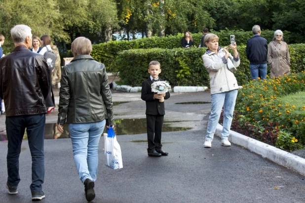 Обнимались, зевали и танцевали. Как в Барнауле прошел первый звонок в фоторепортаже altapress.ru.