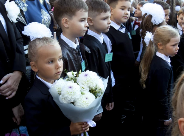 Обнимались, зевали и танцевали. Как в Барнауле прошел первый звонок в фоторепортаже altapress.ru.