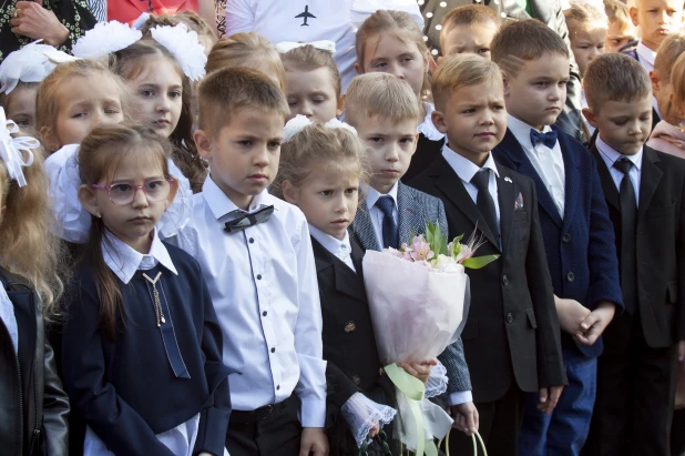 Обнимались, зевали и танцевали. Как в Барнауле прошел первый звонок в фоторепортаже altapress.ru.