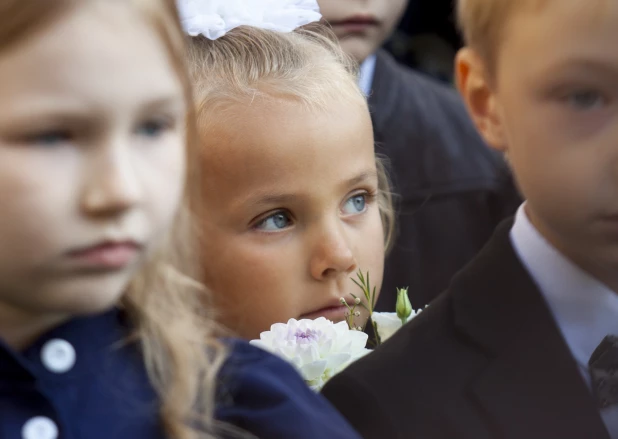 Обнимались, зевали и танцевали. Как в Барнауле прошел первый звонок в фоторепортаже altapress.ru.