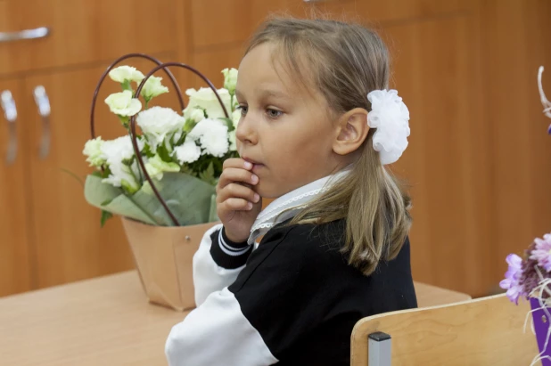 Обнимались, зевали и танцевали. Как в Барнауле прошел первый звонок в фоторепортаже altapress.ru.