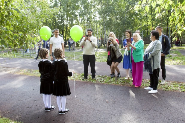 Обнимались, зевали и танцевали. Как в Барнауле прошел первый звонок в фоторепортаже altapress.ru.