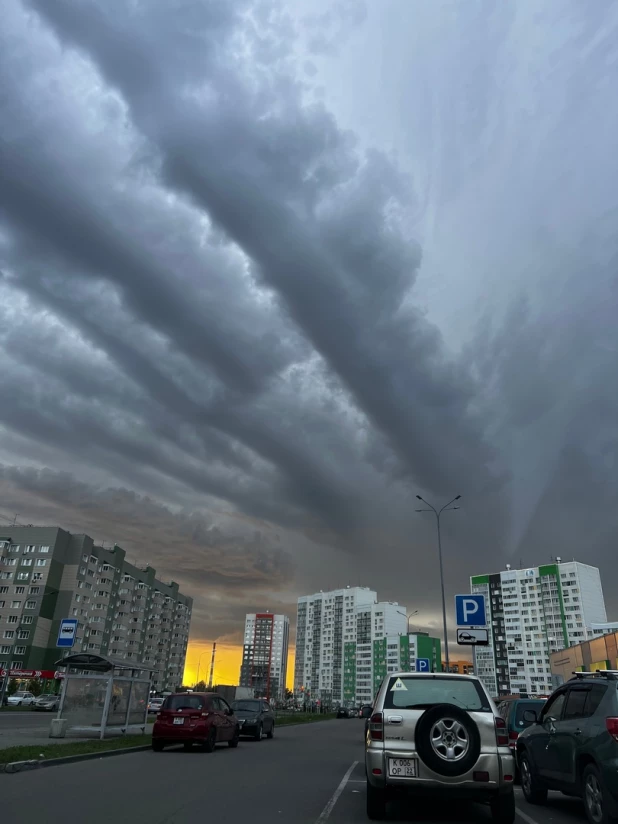 Фотографиями очаровательного заката поделились барнаульцы.