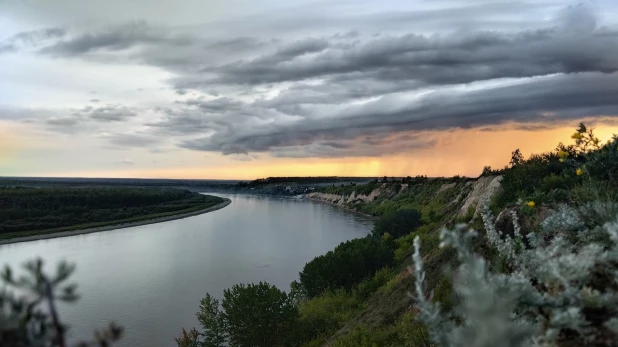 Фотографиями очаровательного заката поделились барнаульцы.