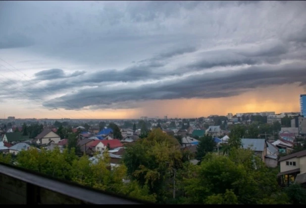 Фотографиями очаровательного заката поделились барнаульцы.