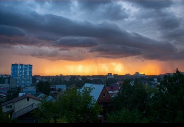 Фотографиями очаровательного заката поделились барнаульцы.