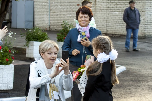 Обнимались, зевали и танцевали. Как в Барнауле прошел первый звонок в фоторепортаже altapress.ru.