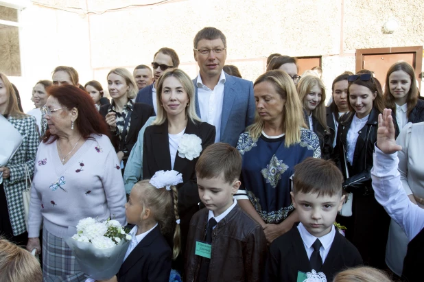 Обнимались, зевали и танцевали. Как в Барнауле прошел первый звонок в фоторепортаже altapress.ru.