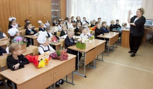 Обнимались, зевали и танцевали. Как в Барнауле прошел первый звонок в фоторепортаже altapress.ru.