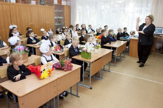 Обнимались, зевали и танцевали. Как в Барнауле прошел первый звонок в фоторепортаже altapress.ru.