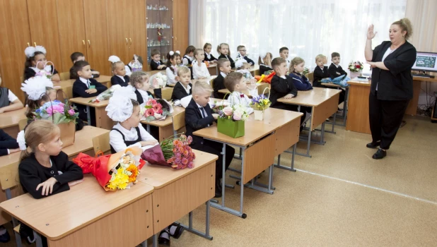 Обнимались, зевали и танцевали. Как в Барнауле прошел первый звонок в фоторепортаже altapress.ru.
