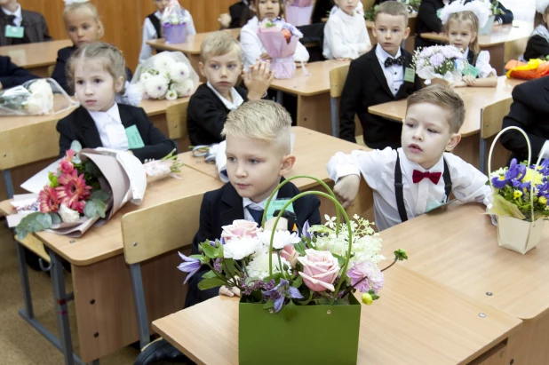 Обнимались, зевали и танцевали. Как в Барнауле прошел первый звонок в фоторепортаже altapress.ru.