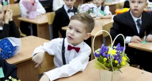 Обнимались, зевали и танцевали. Как в Барнауле прошел первый звонок в фоторепортаже altapress.ru.