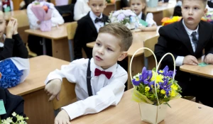Обнимались, зевали и танцевали. Как в Барнауле прошел первый звонок в фоторепортаже altapress.ru.