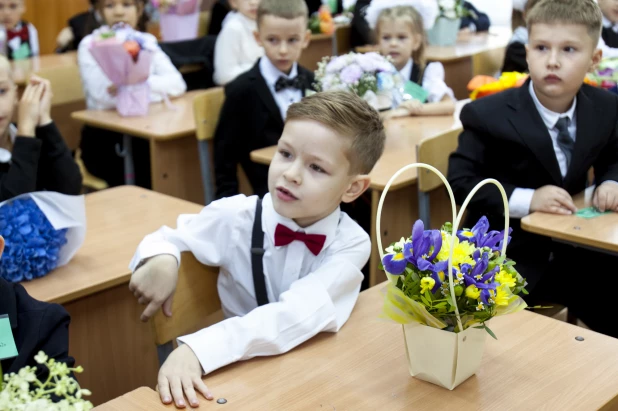 Обнимались, зевали и танцевали. Как в Барнауле прошел первый звонок в фоторепортаже altapress.ru.