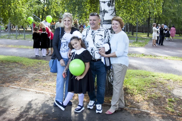 Обнимались, зевали и танцевали. Как в Барнауле прошел первый звонок в фоторепортаже altapress.ru.