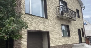Коттедж с мраморным полом и большим чердаком продают в Барнауле за 25 млн рублей.