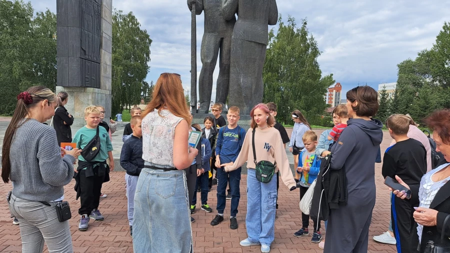 «Ростелеком» в День города Барнаула провел автобусную экскурсию «Посвящение в барнаульцы» для школьников.