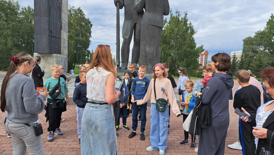 «Ростелеком» в День города Барнаула провел автобусную экскурсию «Посвящение в барнаульцы» для школьников.