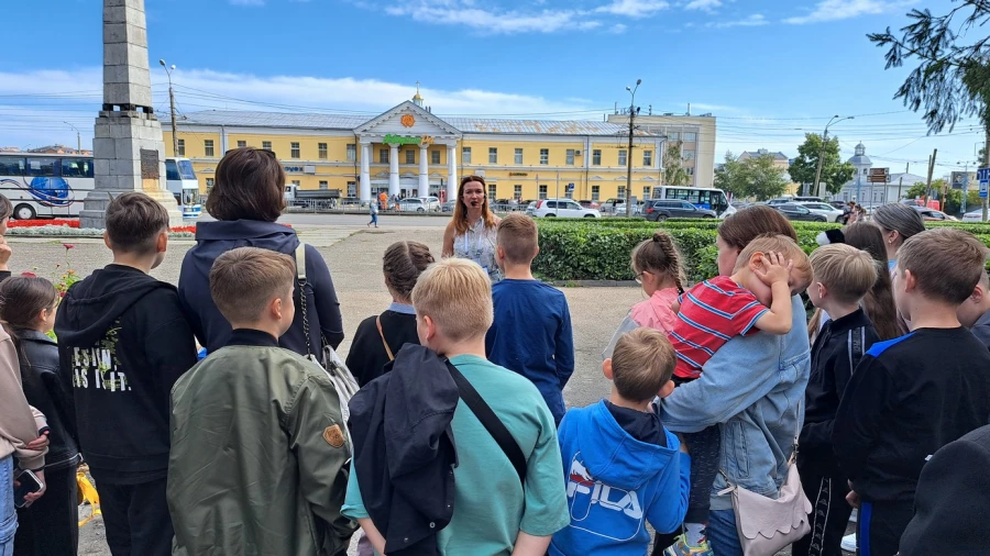 «Ростелеком» в День города Барнаула провел автобусную экскурсию «Посвящение в барнаульцы» для школьников.