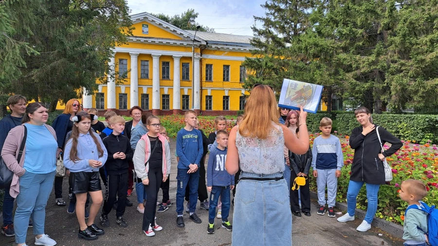 «Ростелеком» в День города Барнаула провел автобусную экскурсию «Посвящение в барнаульцы» для школьников.