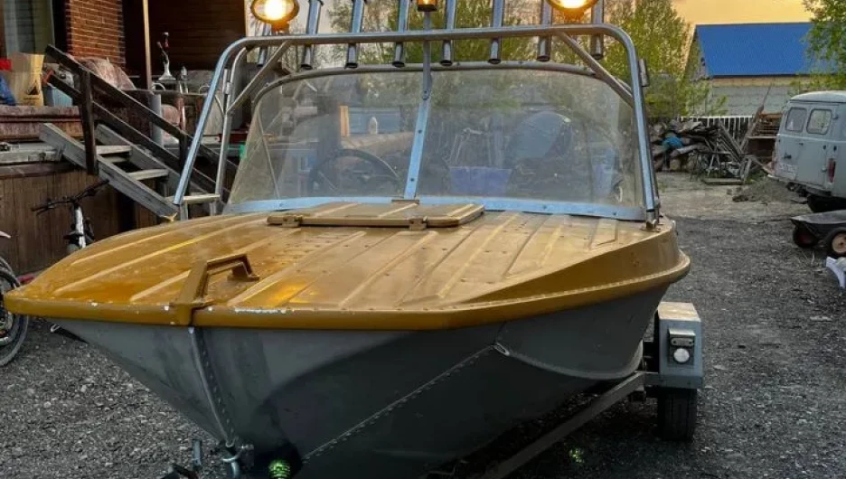 Семейную лодку "Казанку" продают в Барнауле за 1,1 млн рублей.