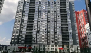 Светлую трехкомнатную квартиру в постельных тонах продают в Барнауле за 6,3 млн рублей.